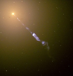 Výtrysk plazmatu z jádra M87 na snímku z Hubbleova vesmírného dalekohledu