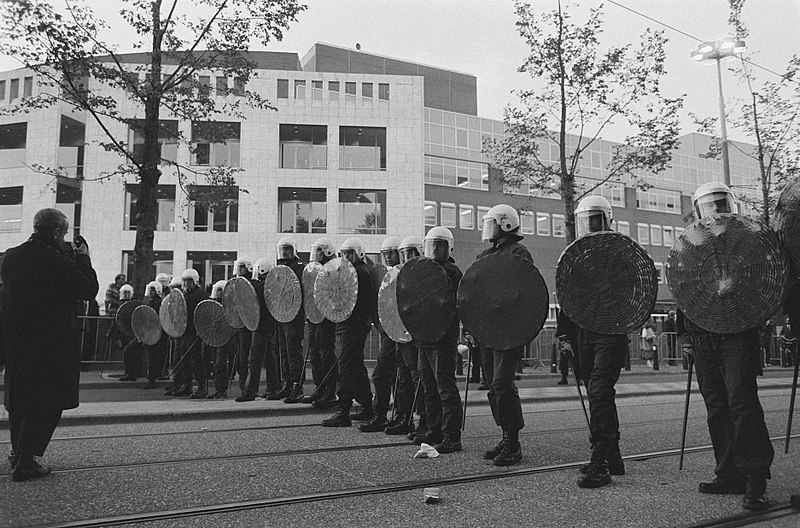 File:ME-linie voor Muziektheater in Amsterdam tijdens eerste voorstelling, Bestanddeelnr 933-7713.jpg