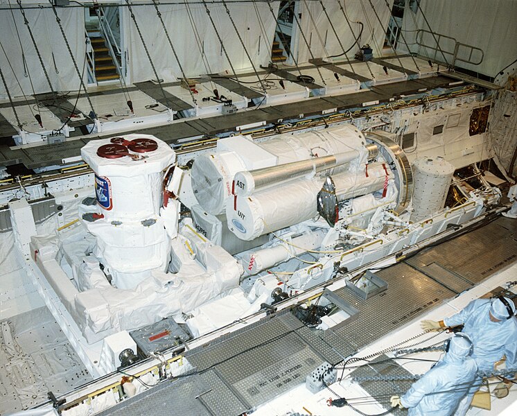 File:MSFC-9010026 - STS-35 ASTRO-1 in OV-102's payload bay at KSC.jpg