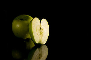 Granny Smith sur fond noir. (définition réelle 5 184 × 3 456)