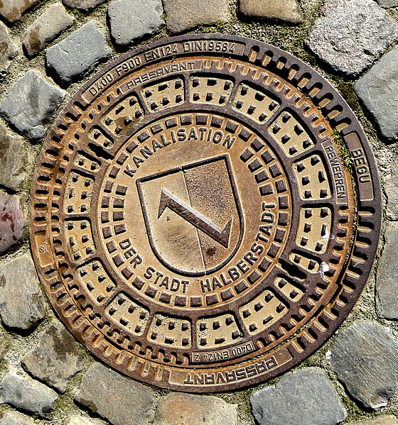 File:Manhole Halberstadt Fa. Passavant.jpg