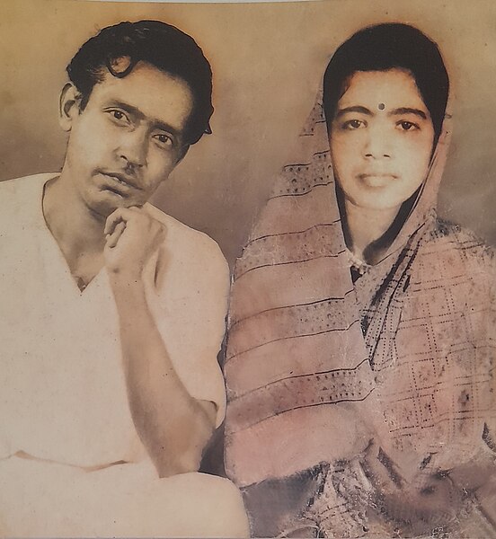 File:Manu Munshi with his wife Maya Munshi.jpg