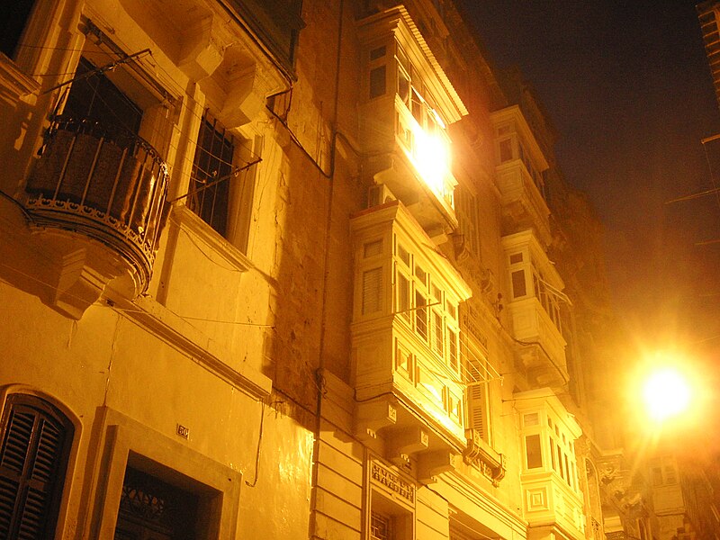 File:March 2007 Valetta by night 12.jpg