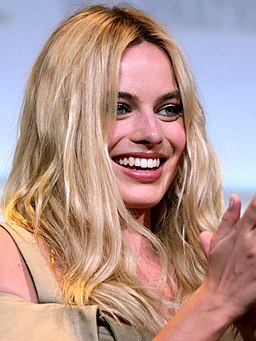 Margot Robbie (28568550636) (cropped)