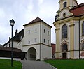 Blick auf die Kirche und das Torgebäude zum Kirchhof