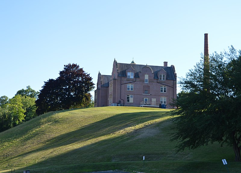 File:McCleary Manor, Ingleside, Holyoke, Massachusetts.JPG