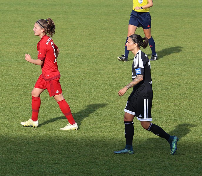 File:Melanie Leupolz Dzsenifer Marozsan DFB-Pokal Muenchen-1.jpg