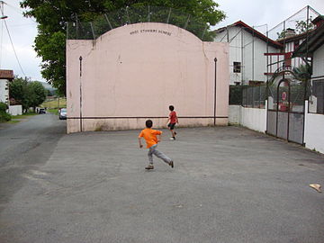 Quartier Attissane, fronton ; enfants jouant à main nue.