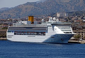 Kleurenfoto van de Costa Victoria in Messina (Italië) in juli 2019.