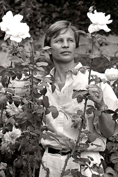 File:Michael York & york roses Allan Warren.jpg