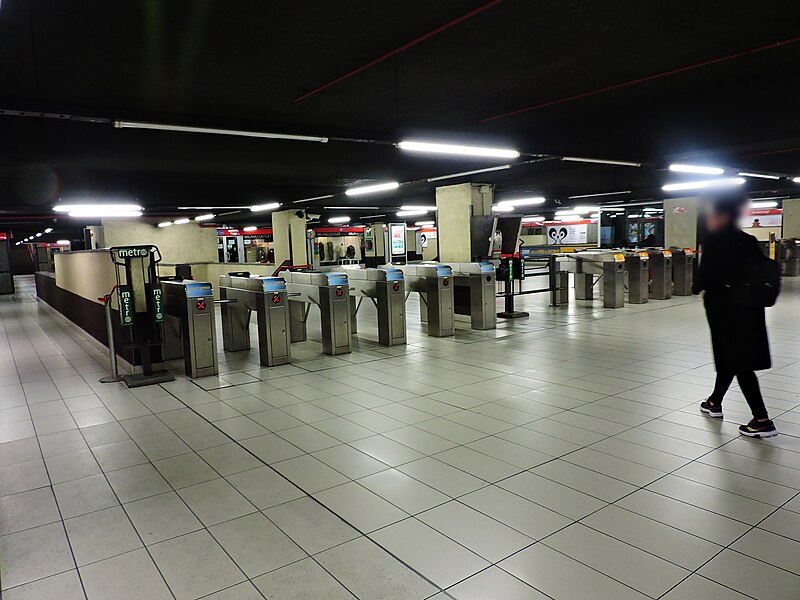 File:Milano, Cordusio Metro station (30732976851).jpg