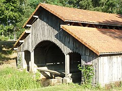 Lavoir du Petit-Bourg (également dit de Bel-Air), en planches de pin (1828-29 - face à l'ancien cimetière) alimenté par les eaux du Tirelagüe