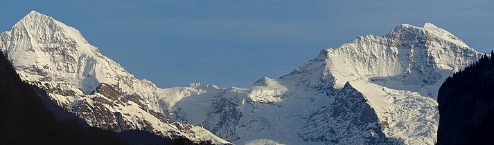 メンヒ（左）とユングフラウ（右）。2つの山頂の間の鞍部にスフィンクス天文台が見える。