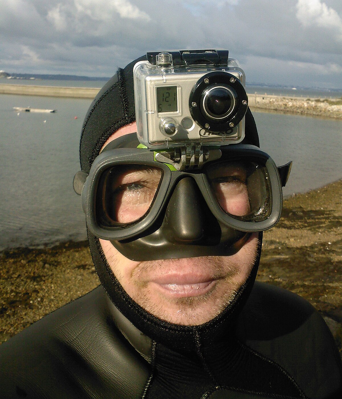 File:Montage d'une Gopro HD sur un masque de chasse sous-marine