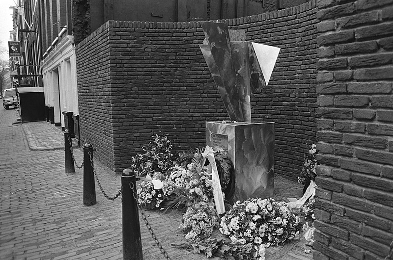 File:Monument voor slachtoffers brand Casa Rosso, Club 26, op OZ Achterburgwal te Ams, Bestanddeelnr 933-1834.jpg