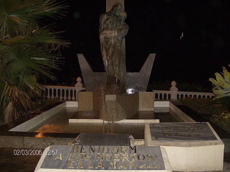 File:Monumento a los marinos caídos en el Mediterráneo, Benidorm, de Juan de Ávalos 1966.JPG