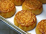 廣式月餅風格同其他唐人嘅月餅唔同。廣式月餅關鍵係由西方傳入嘅糖漿皮－一般唐人糕餅傳統係酥皮，好似蘇式月餅噉。