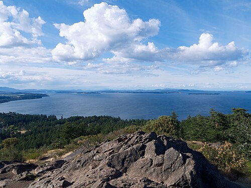 Victoria, British Columbia'daki Mount Douglas'ın tepesinden kuzeye bakıyor.