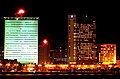 Nariman Points himmelrand med Air Indias bygning i grønt lysskjær.