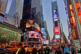Lumières et publicités à la limite sud de Times Square.