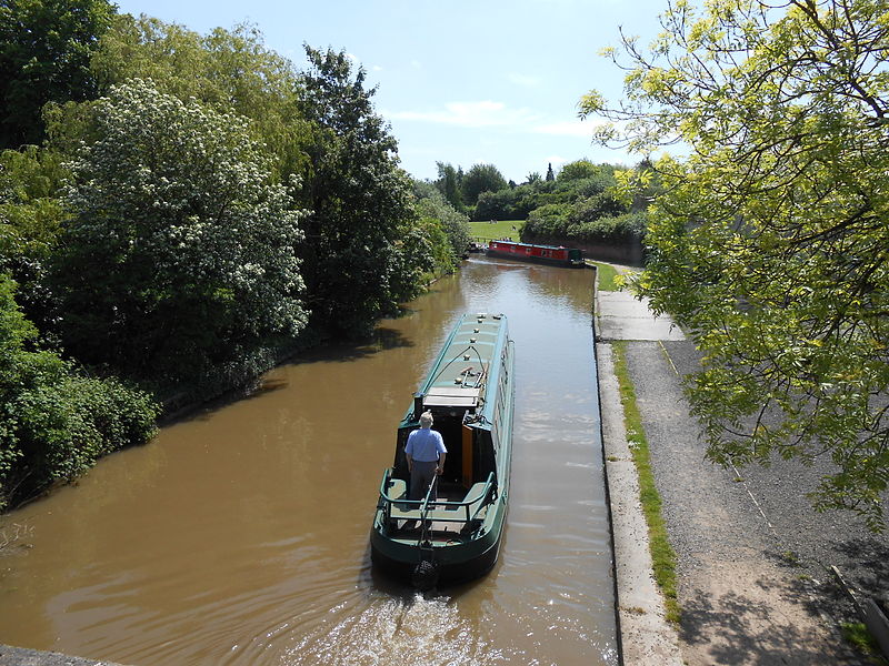 File:Narrowboat on the Trent & Mersey Canal at Middlewich.jpg