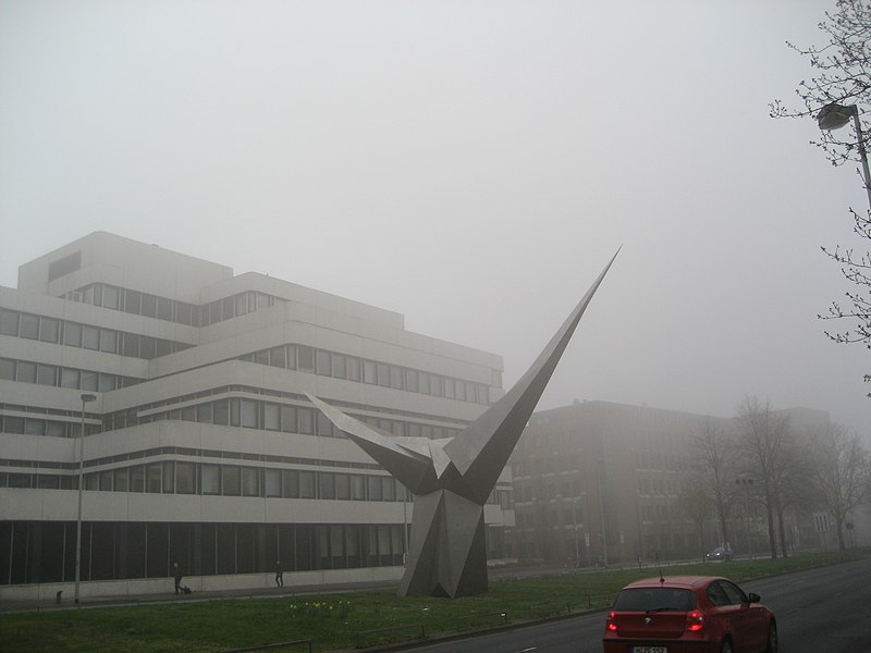 File:Nebelmorgen - Stählerner Engel - panoramio.jpg