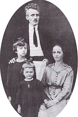 Никола и Зоя Марковски с дъщерите им Цветанка и Надежда, родени в София