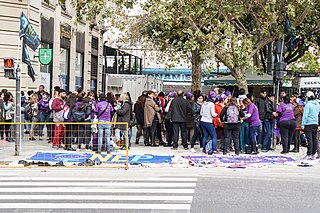 Gente preparandose para iniciar la caminata hacia la Plaza de Mayo en inmediaciones del Congreso