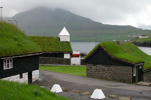 Huizen met grasdak in (Eysturoy, Faeröer), een vroeg voorbeeld van duurzaam bouwen