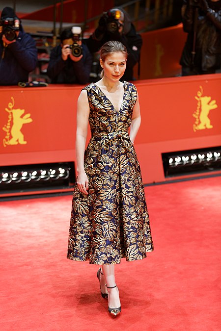 Nora Waldstätten Red Carpet Wilde Maus Berlinale 2017 2.jpg