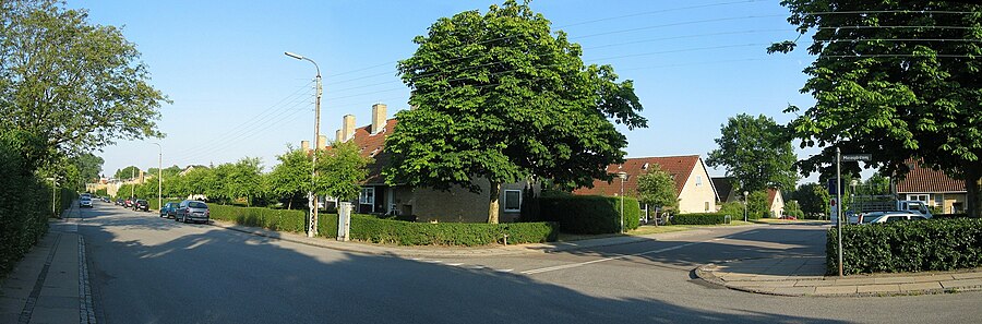 Nymose Huse in Vangede where the writer Dan Turell lived for most of his life Nymose Huse panorama.jpg