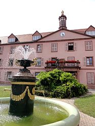 Fontaine et bâtiment central