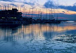 Småbåtshamnen i Pirita med Olympiska segelbåtscentret i bakgrunden