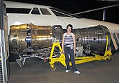 Mesin Olympus 593 (seperti yang digunakan pada Concorde) di Museum Bristol Industrial, Bristol, England. Di belakangnya terdapat moncong Concorde dalam ukuran penuh. Sebagai pembanding, tinggi wanita di gambar 1,6 meter.