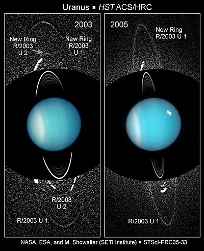 Zusammengesetzte Hubble-Aufnahmen von 2003 und 2005, mit den zwei zuletzt entdeckten, äußersten Ringen.