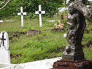 Socha Oviri na hrobě Paula Gauguin