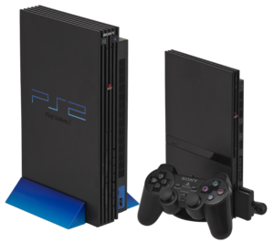 Vlevo: Originální PlayStation 2, s vertikálním stojanem Vpravo: Slimline PlayStation 2, s vertikálním stojanem, 8 MB paměťová karta a DualShock 2 ovladačem