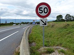 50 km/h avant un virage serré, entrée de l'A40, Saint-Julien-en-Genevois, Haute-Savoie.