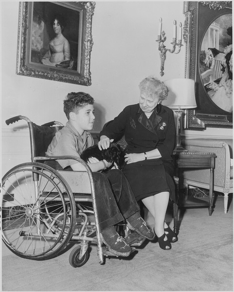 File:Photograph of First Lady Bess Truman at the White House with Michael Danna of South Ozone Park, New York, the... - NARA - 200397.tif