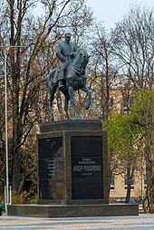 170px Pi%C5%82sudski monument in Lublin