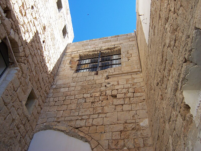 עכו - מוזיאון אסירי המחתרות - חלון תא בכלא