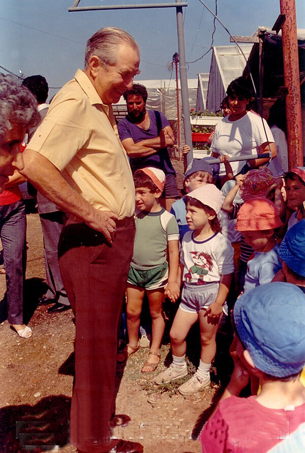 Herzog visiting Beit Yitzhak in 1985