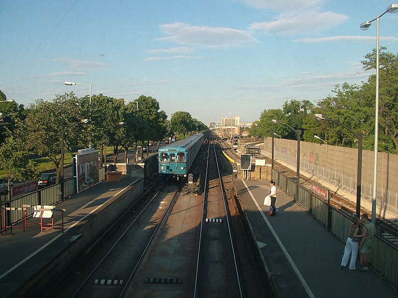 File:Pillangó utca, Budapest metro2.JPG