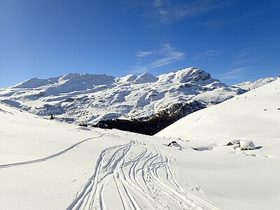 Von links nach rechts Piz Surparé, Piz Scalotta, Muntognas digls Lajets und knapp über dem Grat Piz Platta