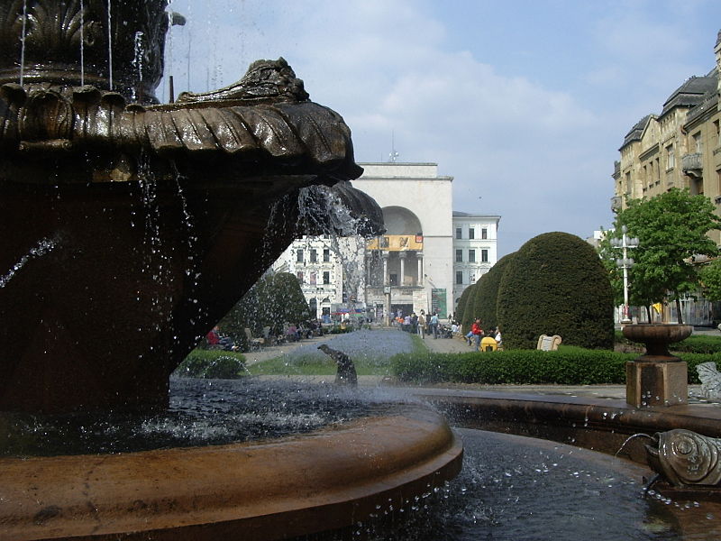 File:Place de la Victoire - vue sur le théâtre.JPG