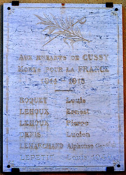 File:Plaque commémorative des deux guerres mondiales dans le cimetière de Cussy.jpg