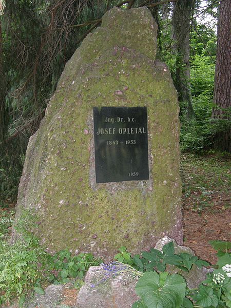 File:Pomnik Josefa Opletala u Krtin.JPG