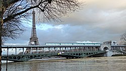 Pont de Bir-Hakeim et Tour Eiffel, crue de la Seine 2018.jpg