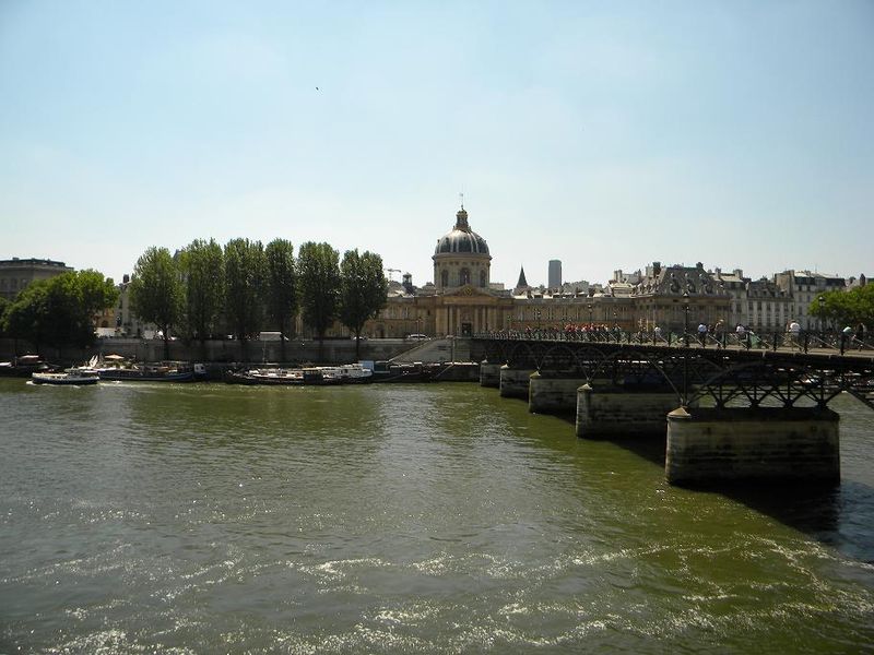 File:Pont des Arts and Institut de France, Paris.JPG