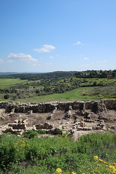 File:Portion of excavated site at Tel Gezer.jpg